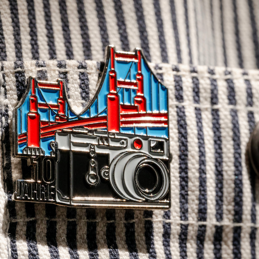 Leica Store SF 10 Jahre Pin