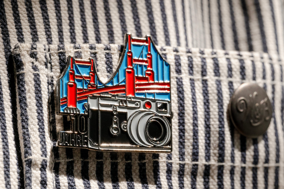 Leica Store SF 10 Jahre Pin