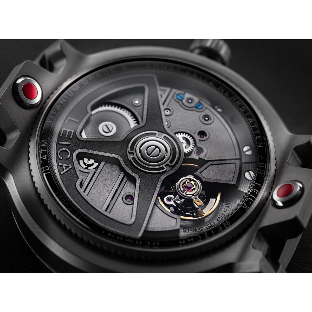 Leica ZM 11, movement through the sapphire caseback
